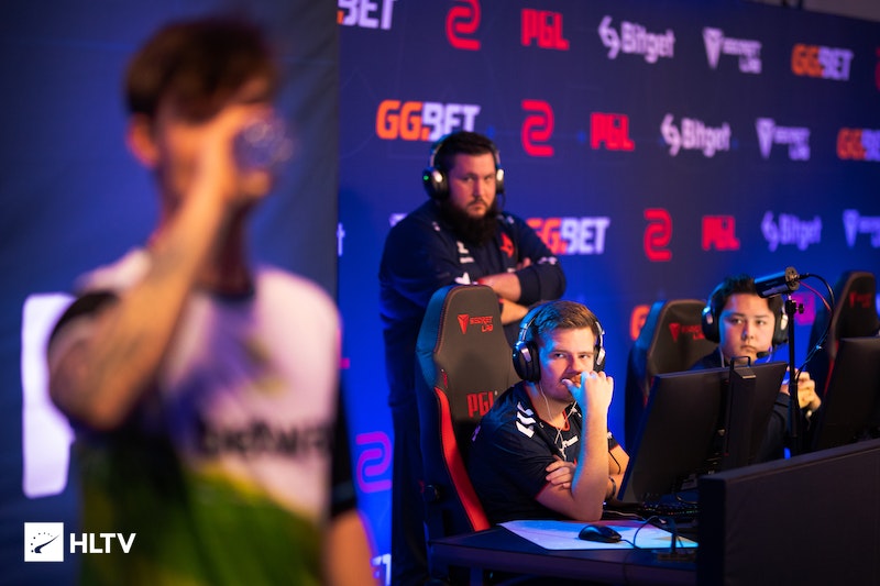 他先拉到边 他先拉到边